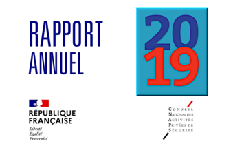 Image fond Blanc avec Rapport annuel écrit en bleu marine en haut à gauche, 2019 à droite dans un rectangle fond blanc bleu (20 et 19 se trouvant l'un sur l'autre), la charte de l'Etat "République française" en bas à gauche tandis que le logo du CNAPS se trouve en bas à droite.